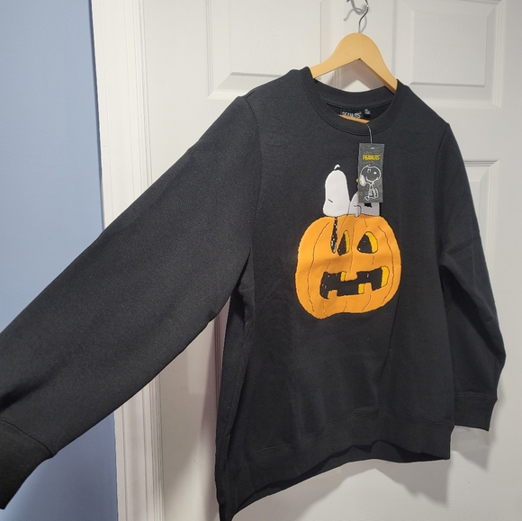 Peanuts Snoopy Sweater Size 1X in Black with Pumpkin Theme - Picture 6 of 6